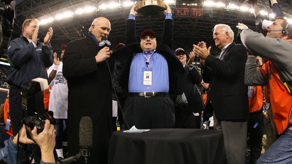 Paul Allen hoists 2005 NFC Championship trophy