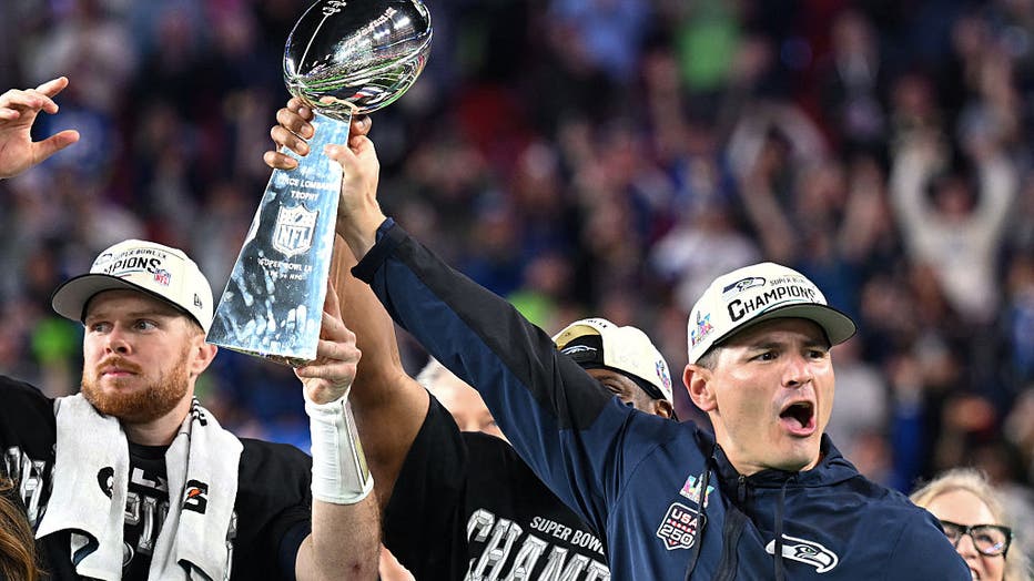 seahawks hoist lombardi trophy