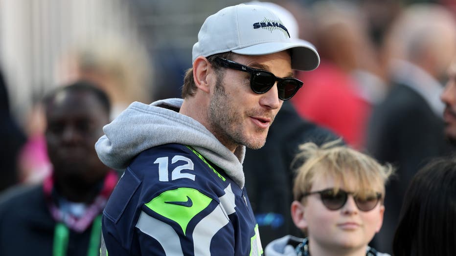 chris pratt wearing a seahawks jersey