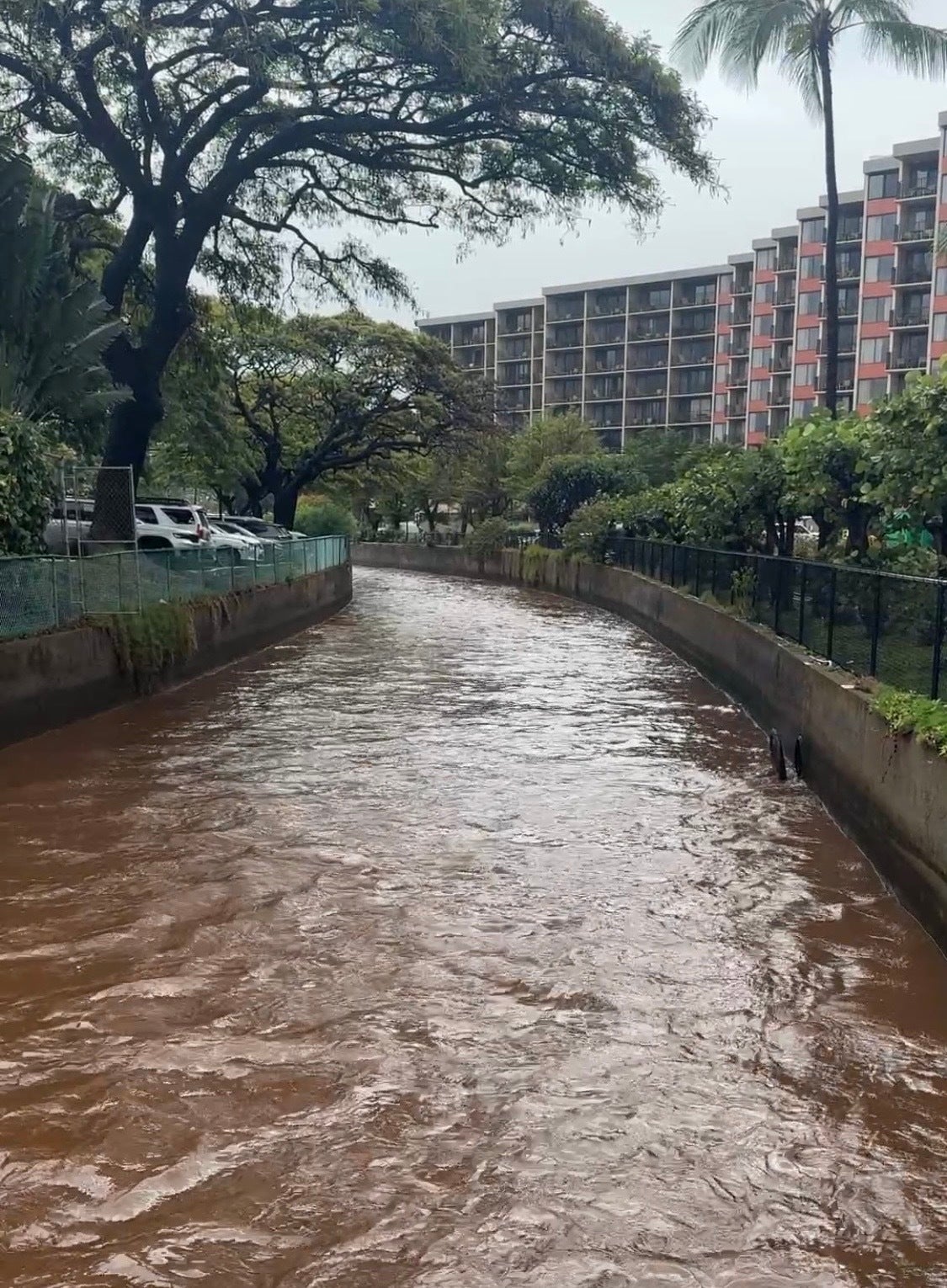 Hawaii flood emergency: Imminent dam failure triggers power shutoffs