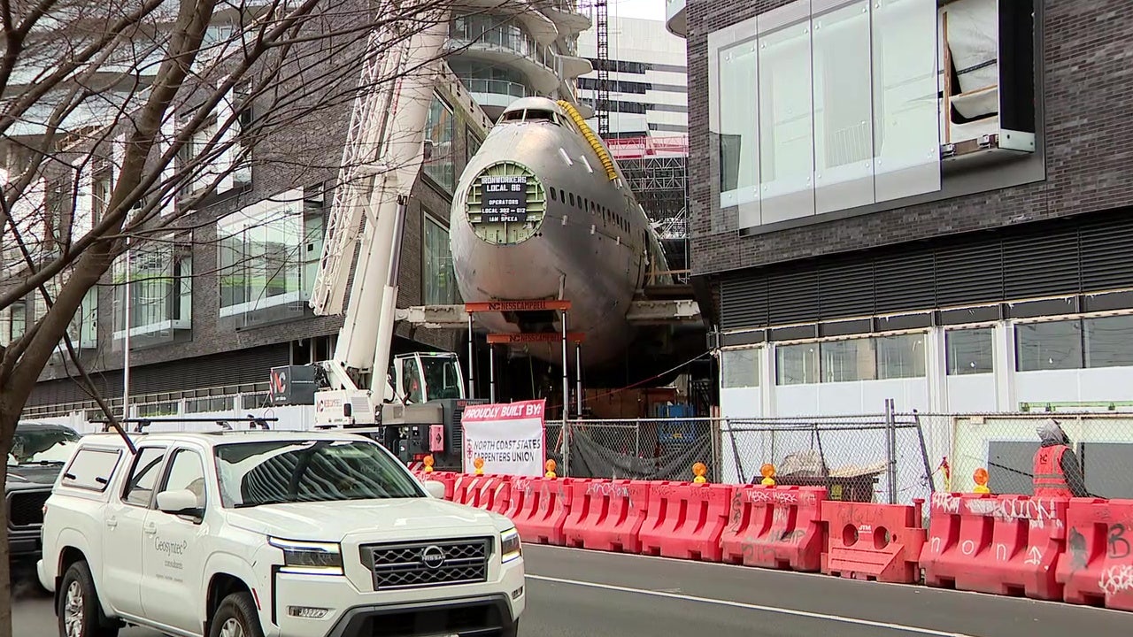 Seattle high-rises connected by decommissioned Boeing 747 fuselage