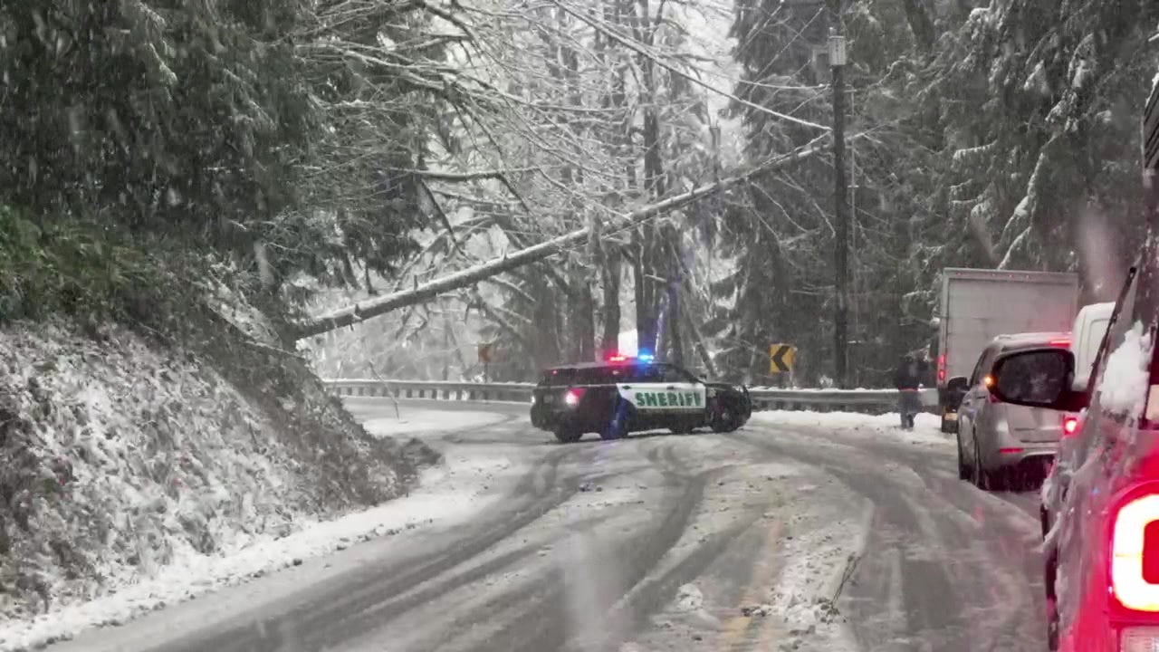 Thousands without power as snow falls in western WA