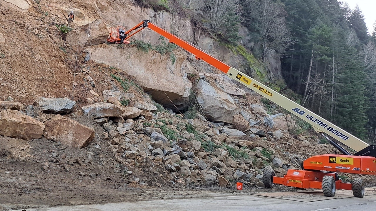 Road crews continue I-5 landslide cleanup near Bellingham, WA