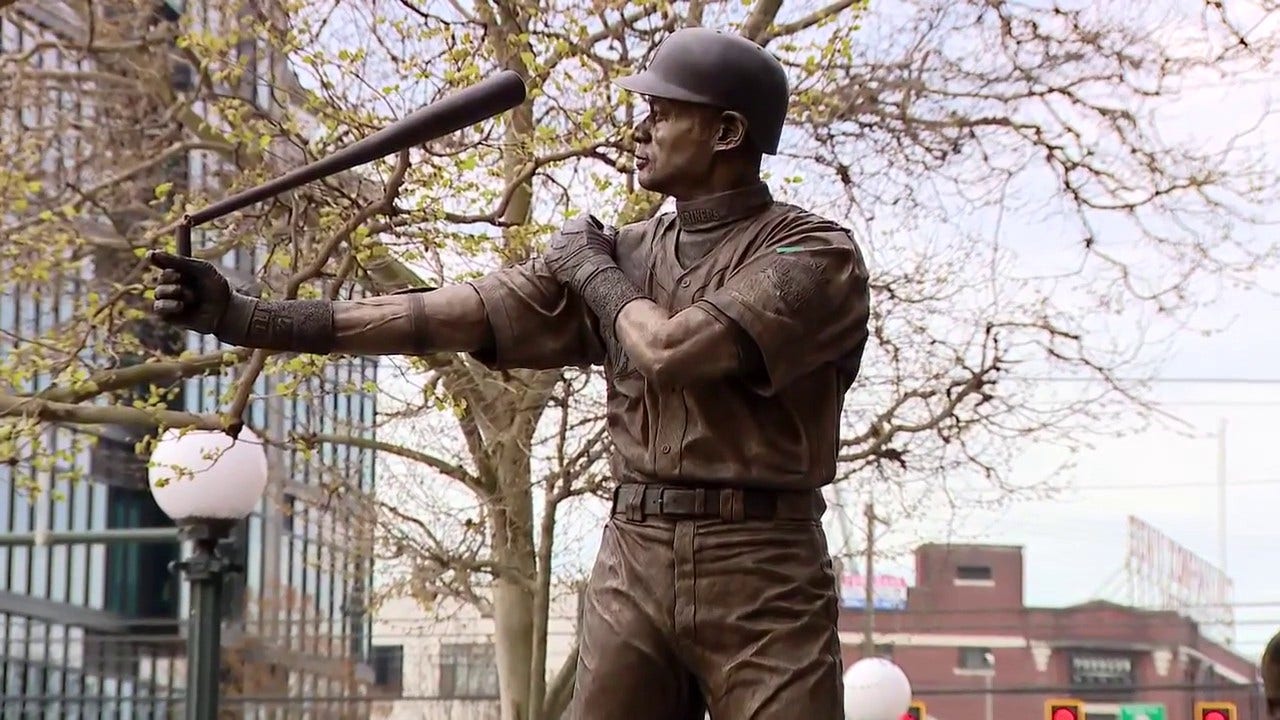 Seattle Mariners break Ichiro Suzuki's bat during statue unveiling