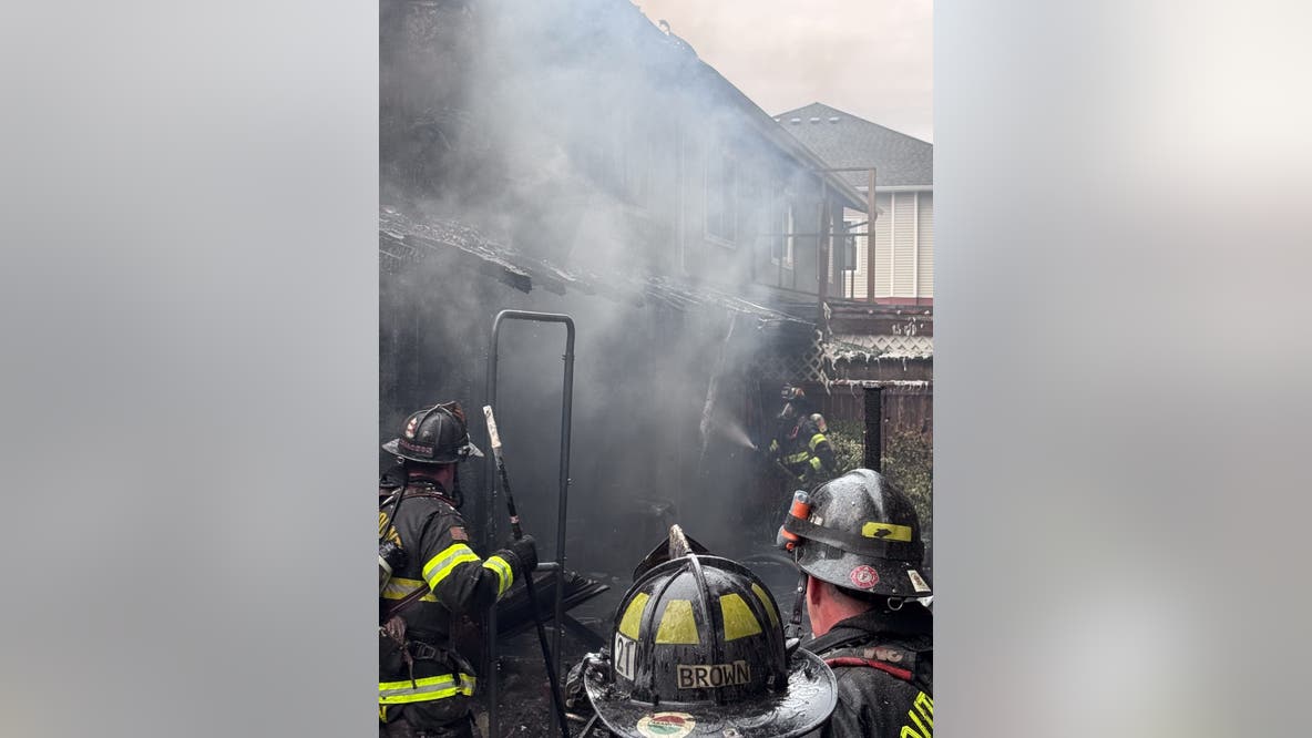 Cigarette starts Lynnwood, WA townhome fire that left 13 people displaced