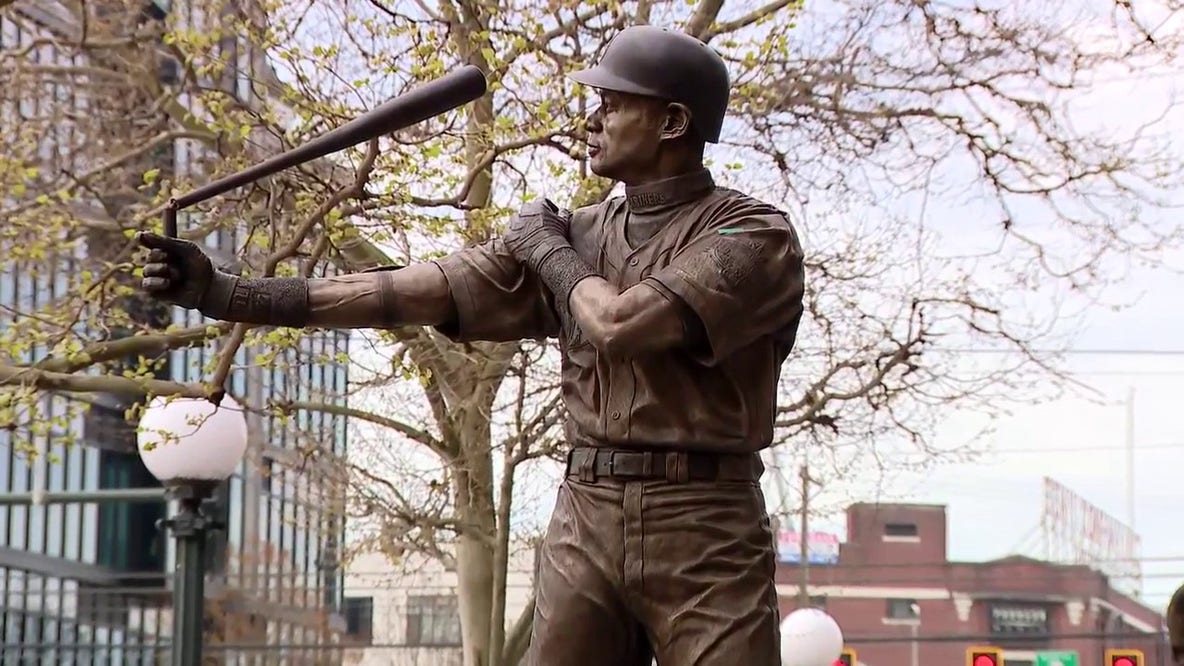 Seattle Mariners break Ichiro Suzuki's bat during statue unveiling