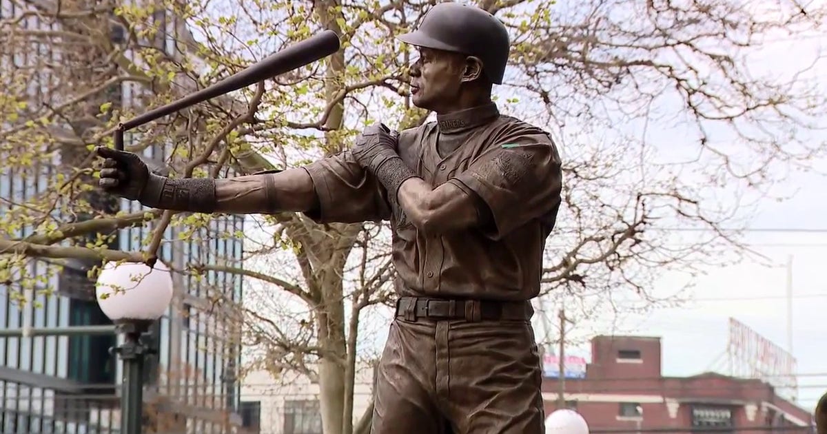 Seattle Mariners break Ichiro Suzuki's bat during statue unveiling