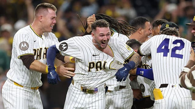 Andrés Muñoz blows four-run lead in ninth inning as Seattle Mariners lose 7-6 to Padres