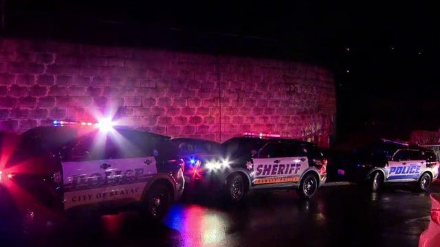 1 dead, 1 hurt in shooting at apartment complex in Skyway, WA