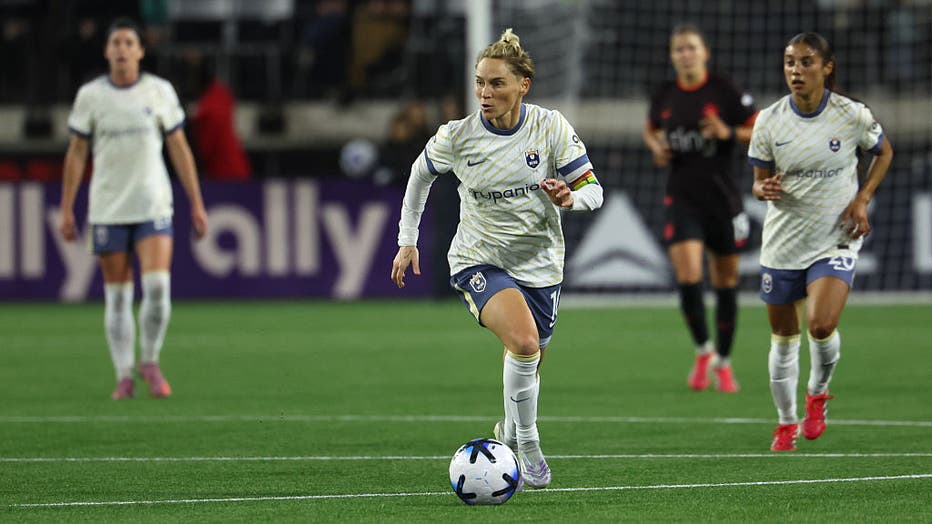 PORTLAND, OREGON - MARCH 20: Jess Fishlock #10 of the Seattle Reign FC advances the ball during an NWSL match between Portland Thorns FC and Seattle Reign at Providence Park on March 20, 2026 in Portland, Oregon. 