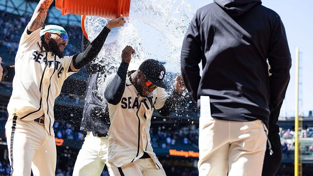 Victor Robles walk-off infield single gives Seattle Mariners 3-2 win, sweep of Diamondbacks