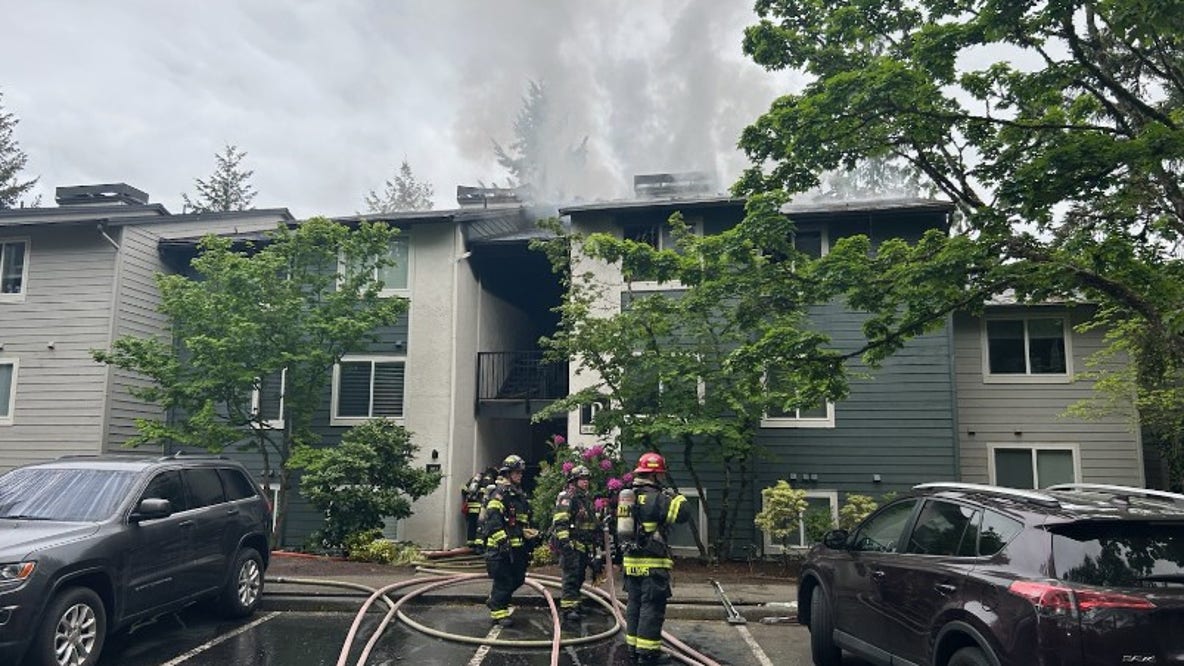 2 people pulled from Sammamish apartment complex fire