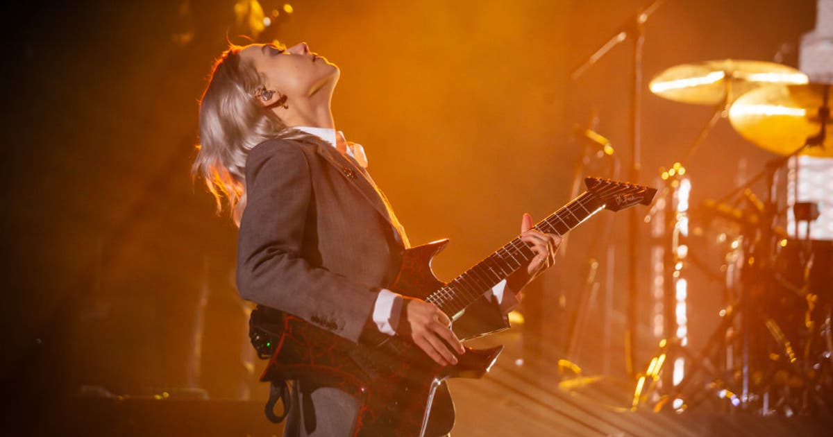 Phoebe Bridgers sets no-phones Seattle tour stop | FOX 13 Seattle