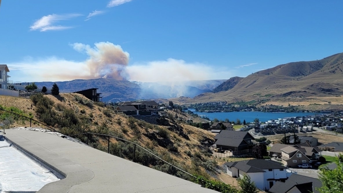 1 dead as WA's Chelan Hills wildfire prompts 'Go Now' evacuations