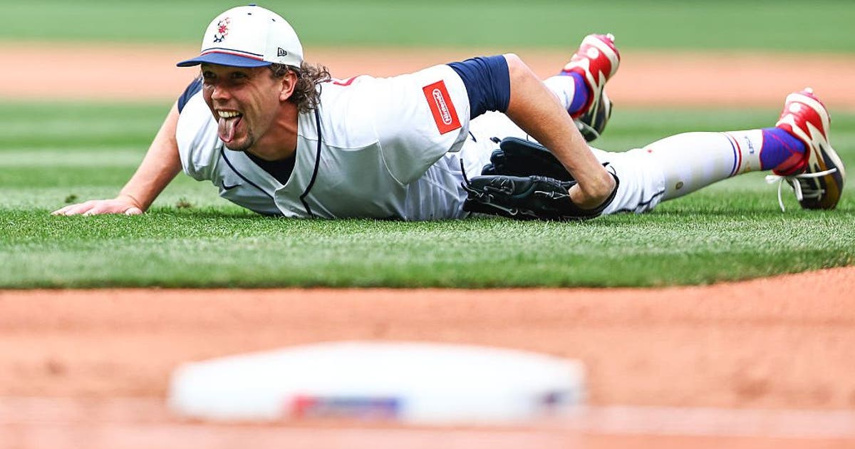 Logan Gilbert takes one-hitter into 8th, Seattle Mariners roll to 11-0 win over Blue Jays