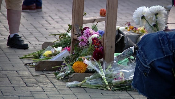 Seattle mourns 2 killed in Bite of Seattle shooting silent vigil