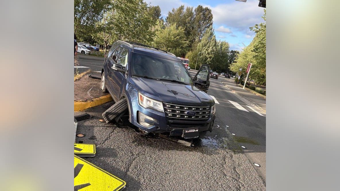Man arrested for DUI after crashing into crosswalk in Redmond, WA