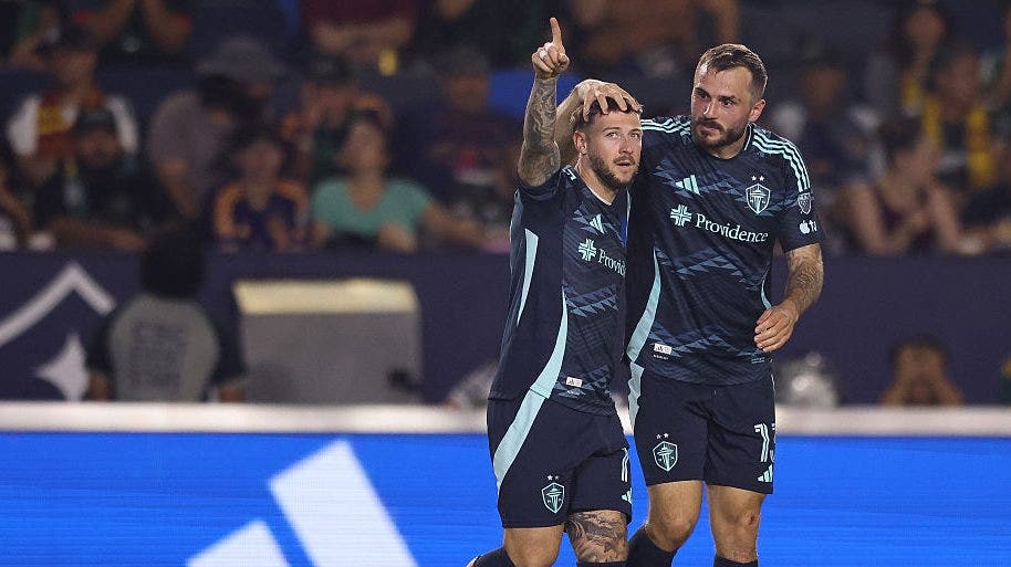 Late Paul Arriola goal gives Seattle Sounders 1-1 draw with Galaxy