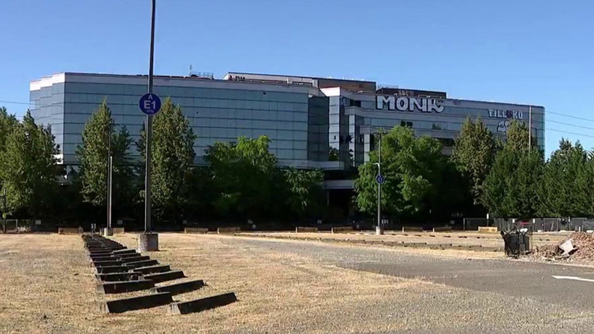 Demolition underway at abandoned Boeing office complex in Renton, WA