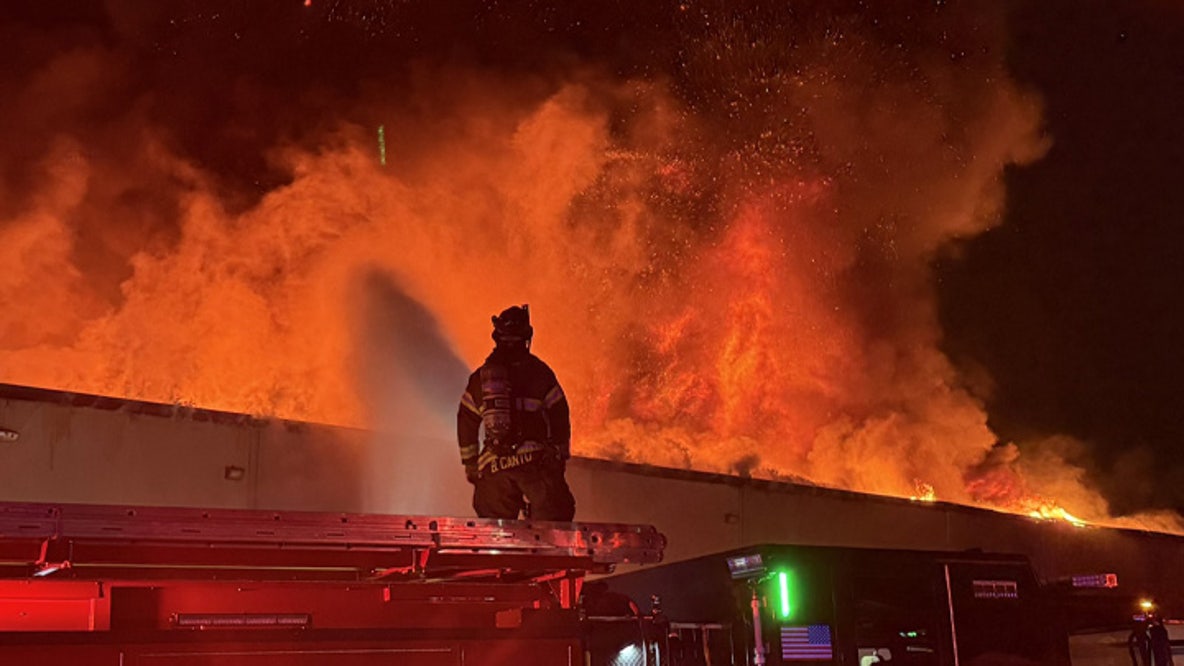 Crews respond to 2-alarm seafood warehouse fire in Kent, WA