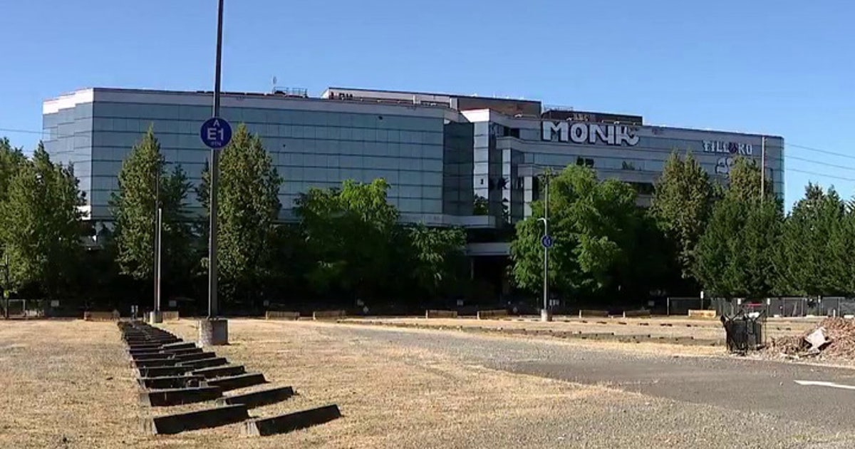 Demolition underway at abandoned Boeing office complex in Renton, WA