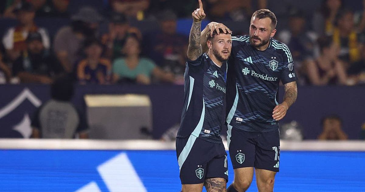 Late Paul Arriola goal gives Seattle Sounders 1-1 draw with Galaxy