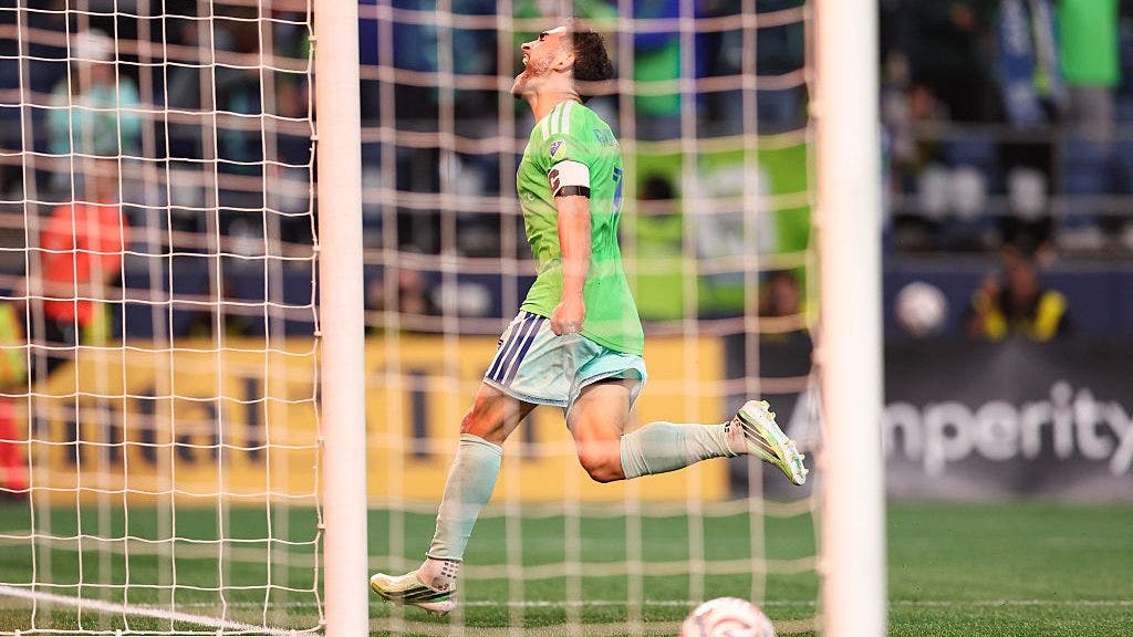 Cristian Roldan's 90th-minute winner lifts Seattle Sounders
