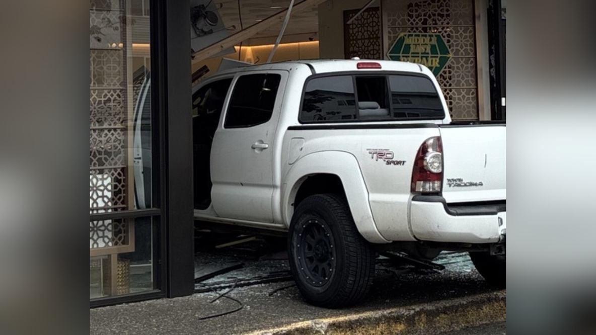 Lynnwood, WA jewelry store employee shoots at suspects during attempted robbery