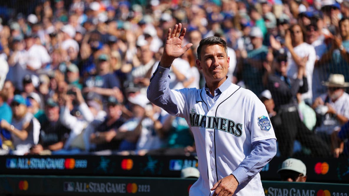 WSU honors Seattle native, former Mariner John Olerud with statue