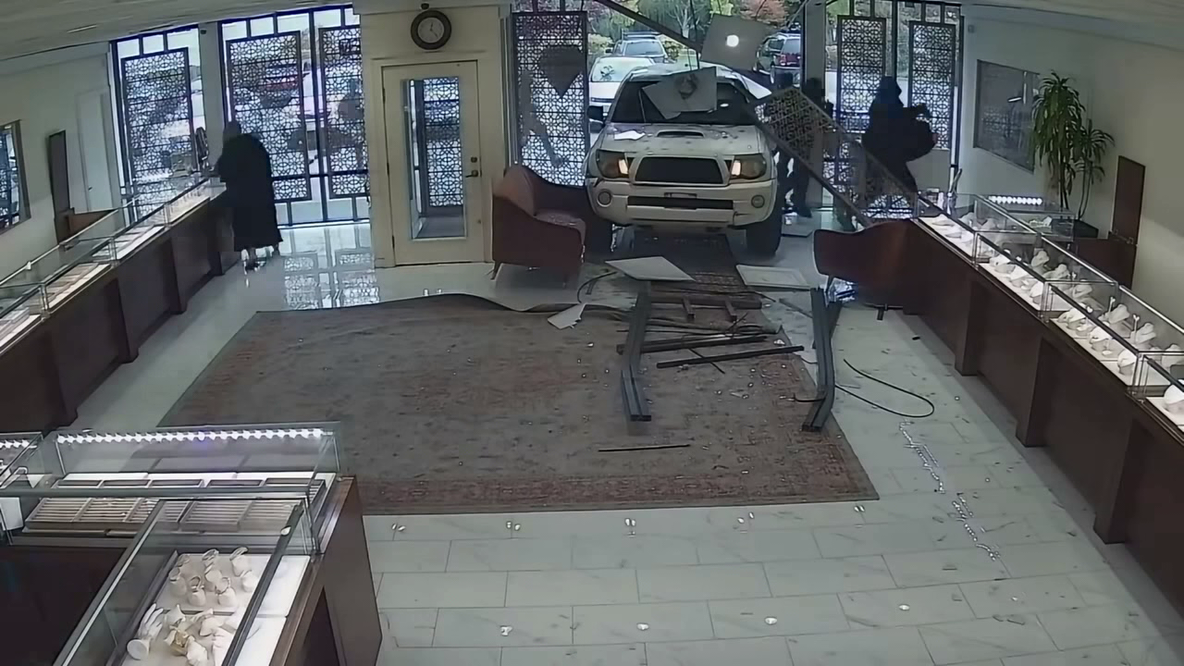 Jewelry store employee shoots at suspects during attempted robbery