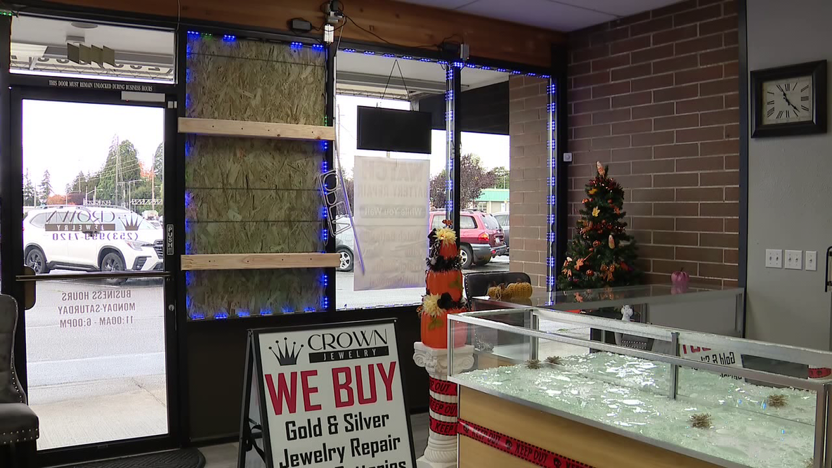 Masked robbers steal jewelry with rifle, axes in Lakewood, WA