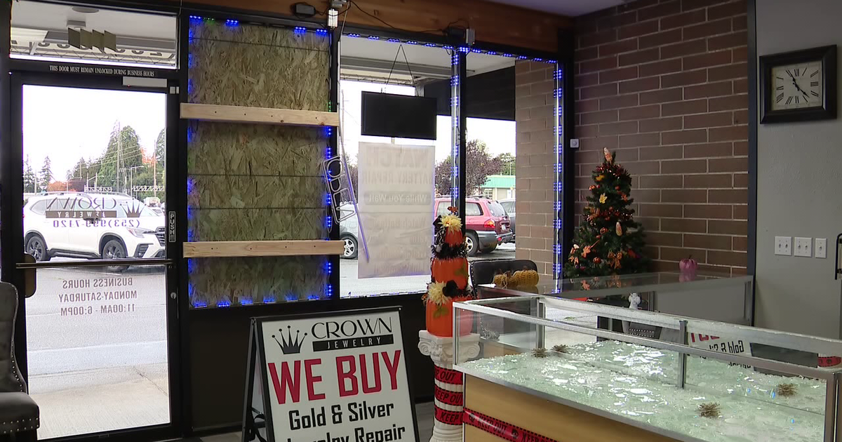 Masked robbers steal jewelry with rifle, axes in Lakewood, WA