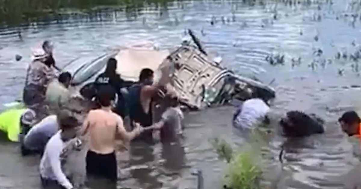 Bystanders unite to rescue man from car upside down in pond | FOX 51 ...