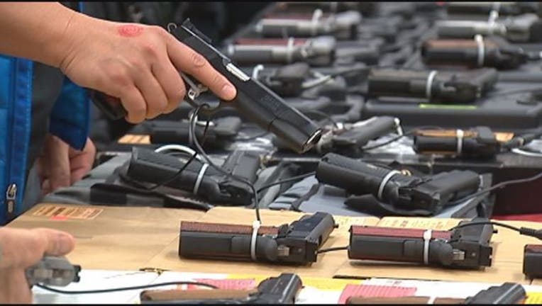 570b8828-handgun_gunshow-401720-401720.jpg