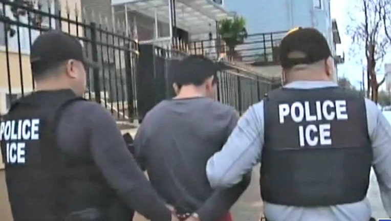 44333ec2-police ice raids_1562983960556.jpg-404023-404023.jpg