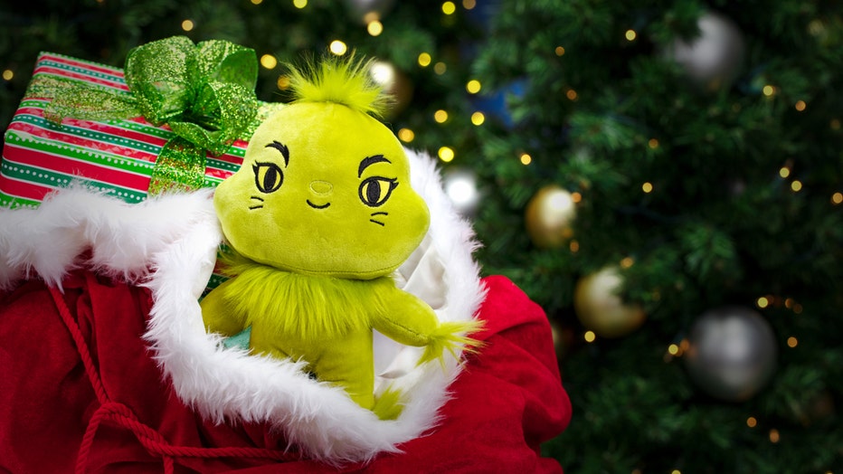 UNIVERSAL-ORLANDO-RESORT-grinch-stuffed-toy-112619.jpg
