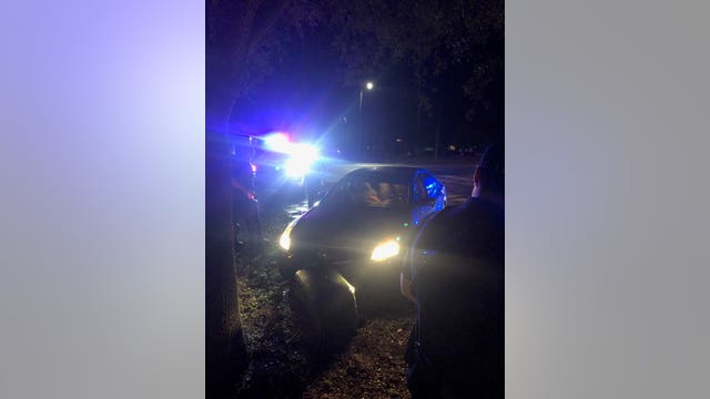Deputies: Man takes off in the middle of traffic stop, hides behind post office