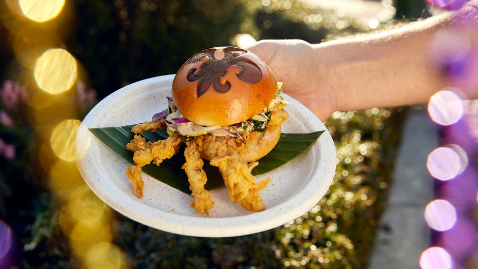 universal-orlando-crab-slider-012819.jpg