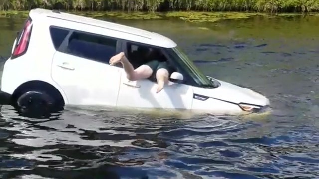 Bystanders save driver from sinking car in Boca Raton canal