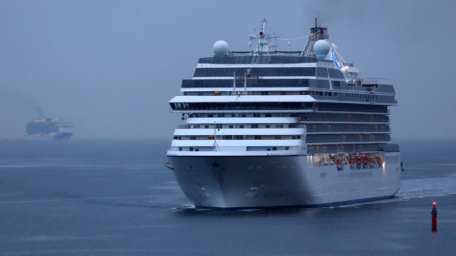 Fivefold approach of cruise ships