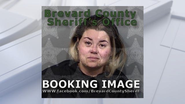 Woman arrested after allegedly attempting to kiss random patrons at restaurant bar