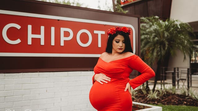 Woman pregnant with 5th child takes maternity photos at Central Florida Chipotle location