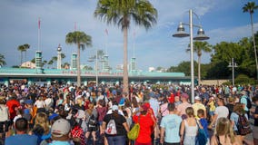 PHOTOS: Crowds visit Disney’s Hollywood Studios on holiday weekend