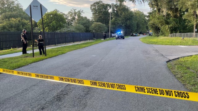 Ocala police officers search for suspect in shooting