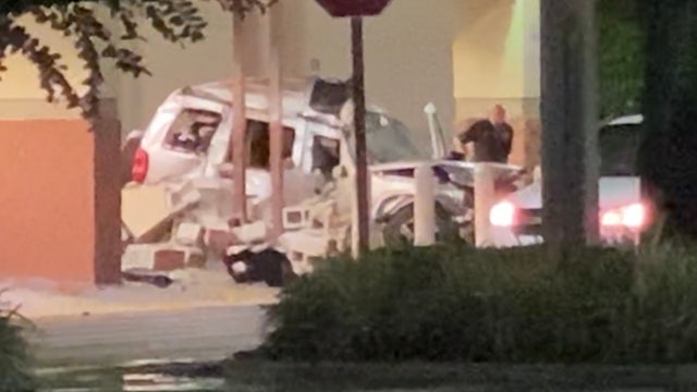 Driver dies after crashing into Publix in Orlando, police say