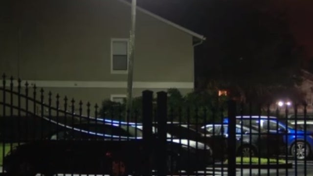 Man critical after being shot at Orange County apartment complex, suspect on the run