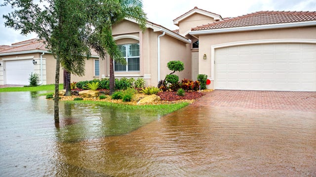 Florida lawmakers back property insurer ratings proposal