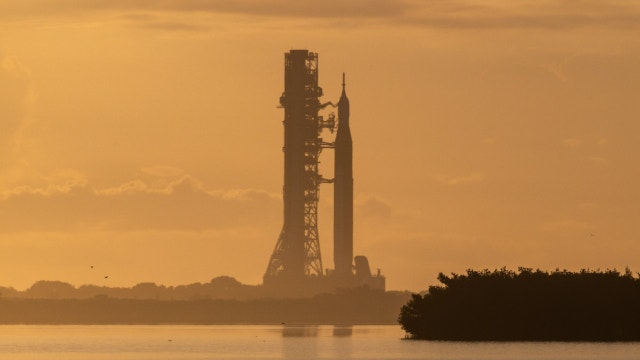 Astronauts' future moon ride rolls back to launchpad for pre-flight test