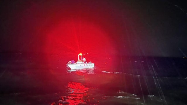 4 saved from sinking boat on Central Florida lake during intense thunderstorms, officials say