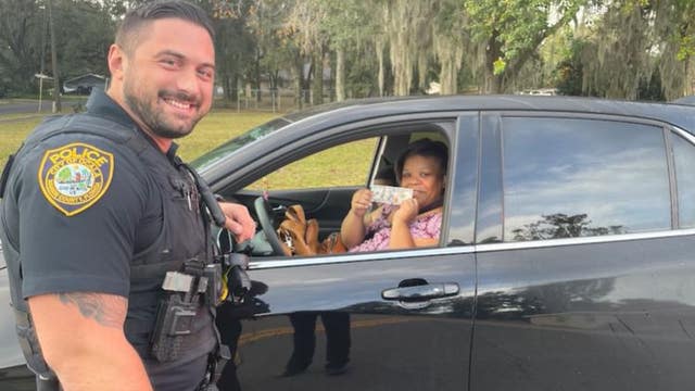 Ocala police officers help Santa spread holiday cheer with festive twist on traffic stops